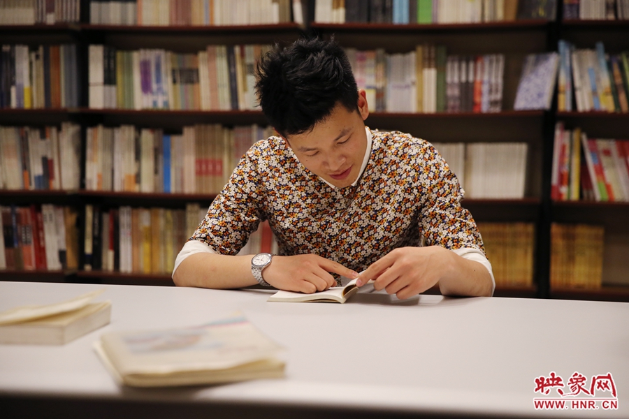 李恒，26歲，私營業(yè)主：喜歡撫摸紙質(zhì)書的感覺。