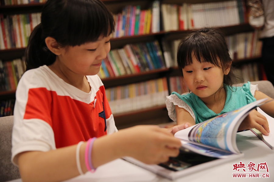 姐姐王藝茹，11歲，小學(xué)五年級學(xué)生；妹妹王有君，5歲：像喜歡看電視一樣喜歡看書。