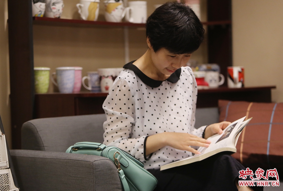 毛韶華，年齡保密，文字工作者：紙質(zhì)書是營養(yǎng)餐，電子書是快餐。