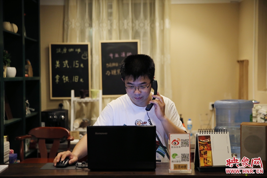 店長小博，由于書店搬遷至此，經(jīng)常接詢問地址的電話。