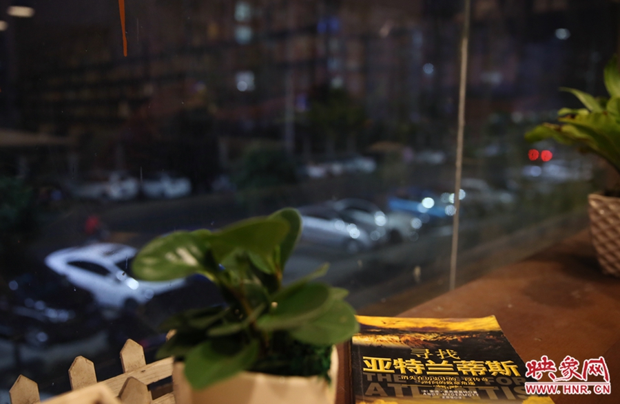 一扇窗，將喧鬧與寧靜分割。