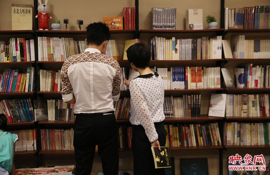 看書的人。