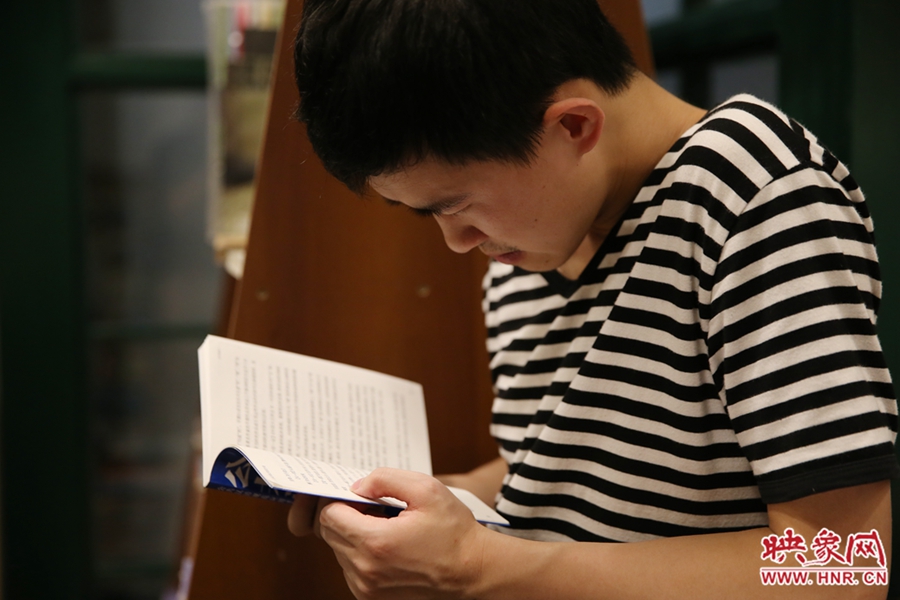 看書的人。