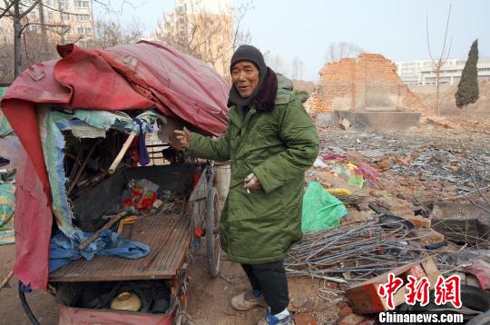 圖為老人向記者講述其生活狀況。周小云 攝